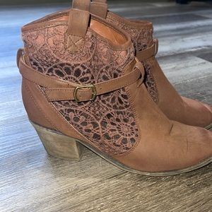 Women’s ankle booties.